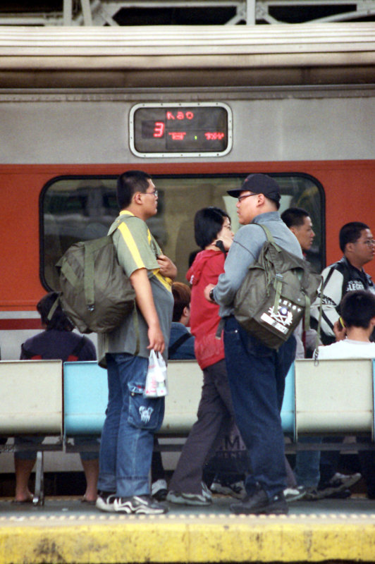 台灣鐵路旅遊攝影台中火車站月台旅客2002年之前攝影照片15